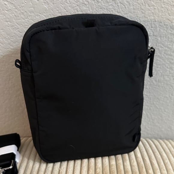 Athleta- Vertical Crossbody Bag NWOT - Picture 5 of 10